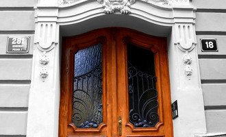 Renovace dveří na pražské Letné