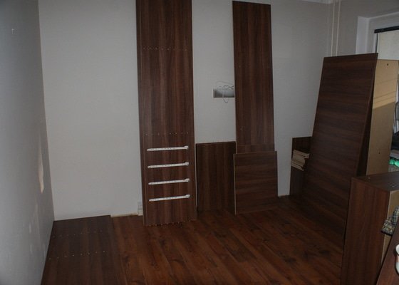 Ložnice-vestavěná skříň, postel s úložným prostorem, nástavcová stěna