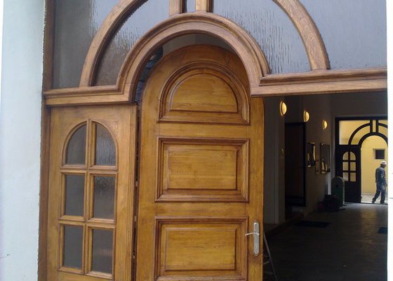 Výroba nábytku do kanceláří a renovace dveří