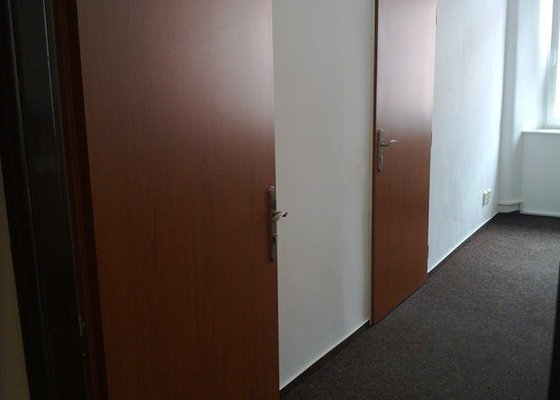 Výroba nábytku do kanceláří a renovace dveří