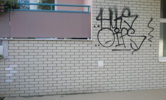 Odstranění graffiti na fasádě s použitím ochranného nátěru