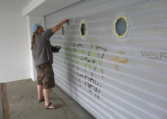 Odstranění graffiti na fasádě s použitím ochranného nátěru