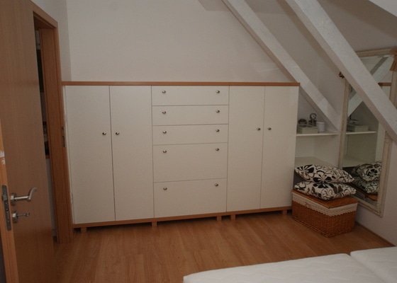 Ložnice-postel, skříně a komoda