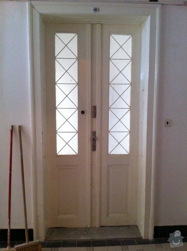 Renovace vstupních dveří z masivu.: pohled_z_chodby
