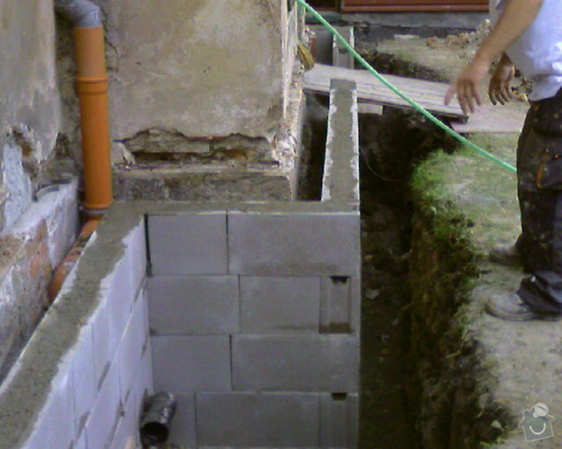 Izolace podurovni terénu domu v četně zbourání starého odpadu a zároven vybudování nového odpadu.: Foto-0086