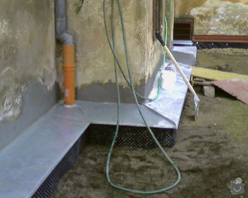 Izolace podurovni terénu domu v četně zbourání starého odpadu a zároven vybudování nového odpadu.: Foto-0001