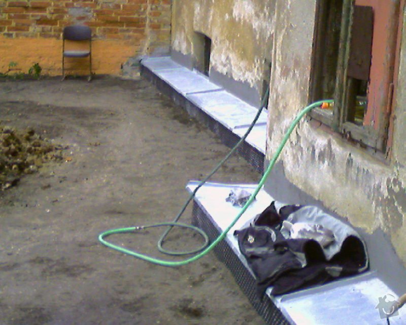 Izolace podurovni terénu domu v četně zbourání starého odpadu a zároven vybudování nového odpadu.: Foto-0010