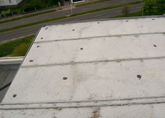 Oprava drobných zatékání ploché střechy - panelový dům