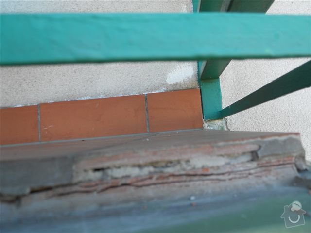Kompl. rekonstrukce povrchu balkónu ca 8 m2, oprava nátěru kovového zábradlí: praskajici_spodni_dlazba_vych._okraj
