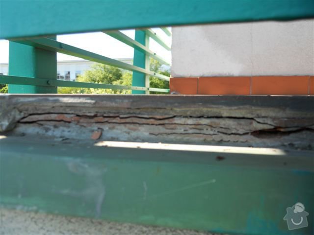 Kompl. rekonstrukce povrchu balkónu ca 8 m2, oprava nátěru kovového zábradlí: praskajici_spodni_dlazba_zap._okraj_-_detail