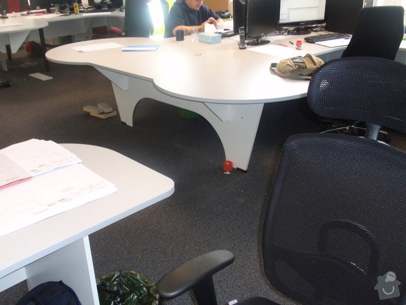 Výroba a montáž kancelářského nábytku + jednacích stolů: P5171559