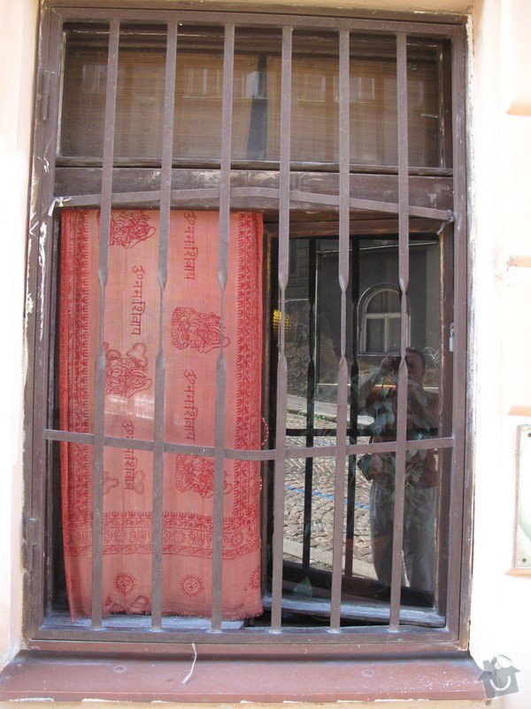 3 okna (dřevo) a 1 vchodové dveře(dřevo) .: Okno_B_z_venku