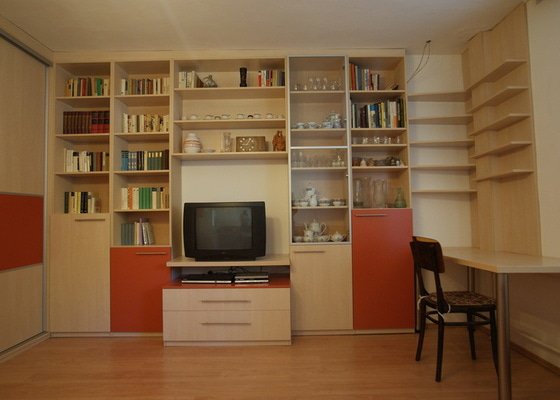 Obývací pokoj-knihovna, vestavěná skříň, pracovní místo, konf. sůl