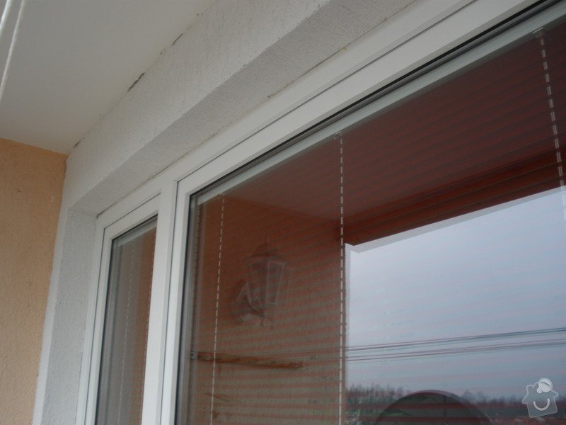 Dodávka a montáž PVC oken REHAU,parapetů,žaluzií včetně zednických prací: P2060084