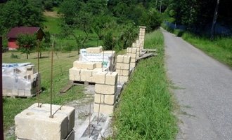 Stavba plotu z crash blocků