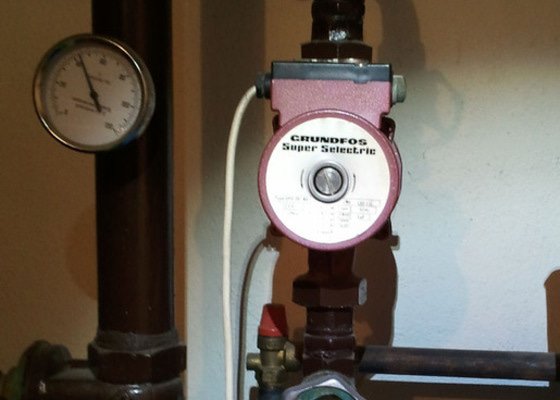 Topení - výměna cirkulalčního čerpadla u plynového kotle a 3 starých regulátorů u topení za nové, termostatické. - stav před realizací