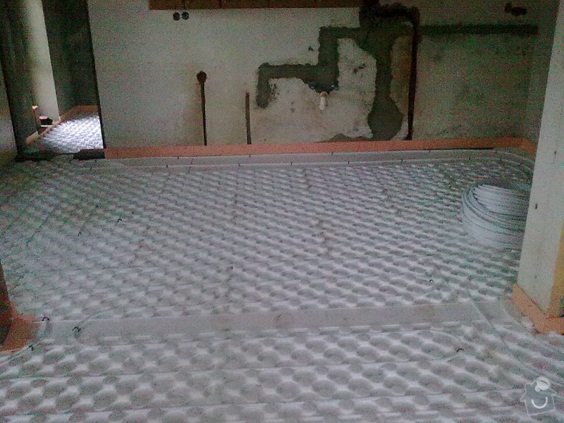 Rekonstrukce střechy a podlahové topení: StudankaRek_71_