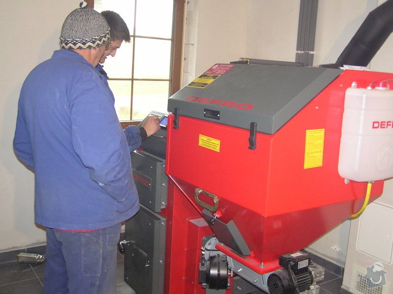 Instalace automatického kotle na tuhá paliva DEFRO AGRO Uni 15 kW v novostavbě RD: 023