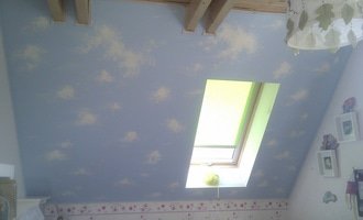 Hvězdný strop na šikminu v dětském pokoji.