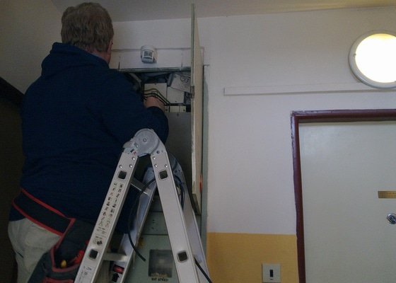 Oprava a úprava osvětlení na schodišti v panelovém domě