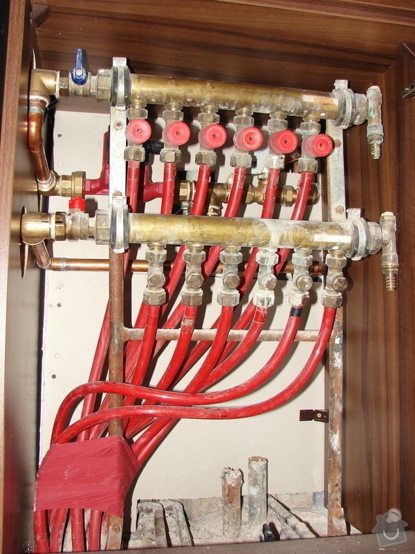 Zapojení podlahového topení, termostaty a termohlavice: DSC07449