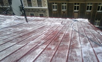 Odstranění sněhu ze střechy pomocí horolezecké techniky