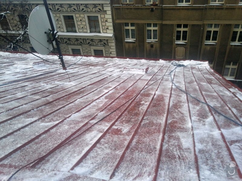 Odstranění sněhu ze střechy pomocí horolezecké techniky: Fotografie012