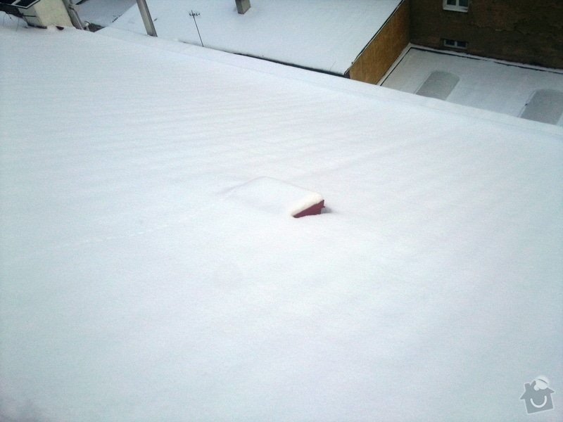 Odstranění sněhu ze střechy pomocí horolezecké techniky: Fotografie018