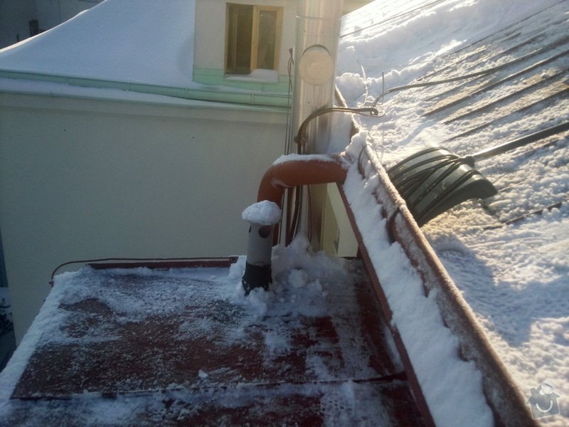 Odstranění sněhu ze střechy pomocí horolezecké techniky: Fotografie023