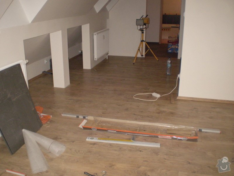 Pokladka plovouci podlahy a dlazby, obklad kuchyne: P3020006