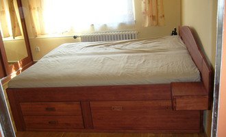 Výroba postele a vestavěné skříně z masivu