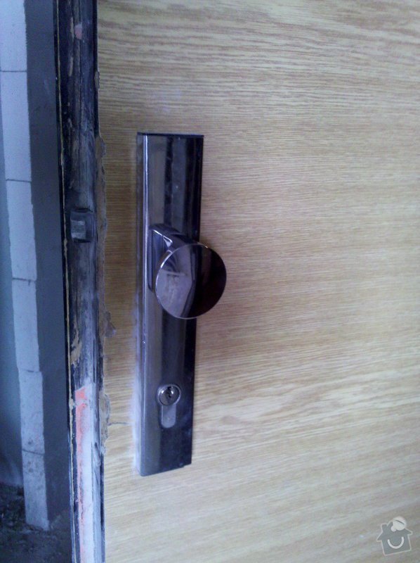 Bezpečnostní dveře vstupní dveře do bytu v panelovém domě včetně zárubně: IMG_20120316_123614