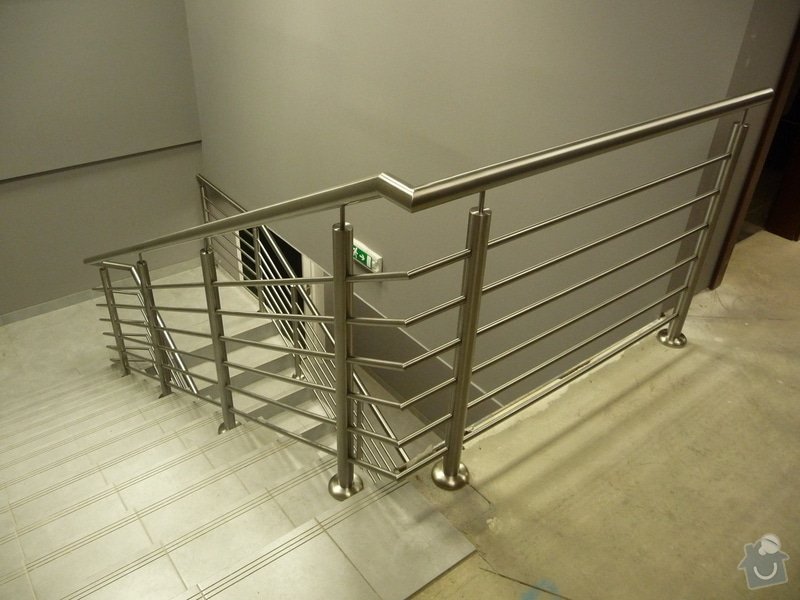 Nerezové zábradlí a madla na schodišti SERVIND Tuchoměřice: P1050925