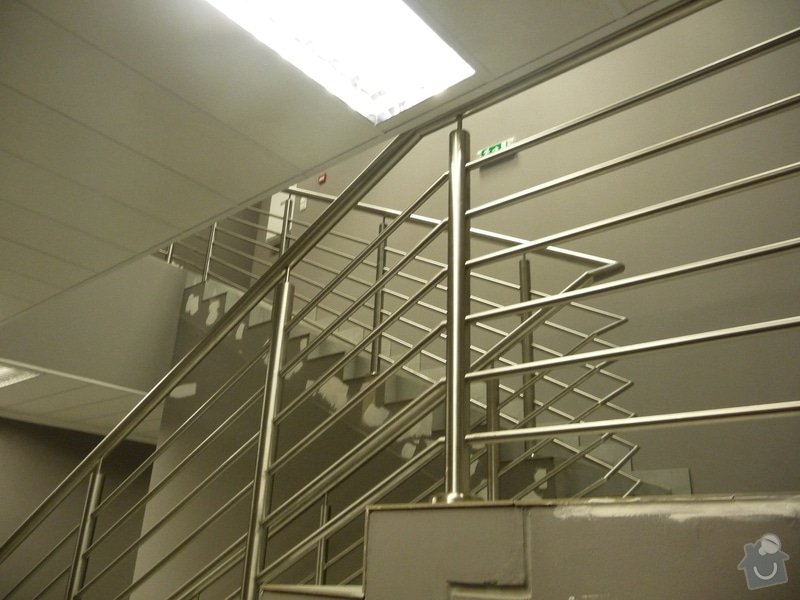 Nerezové zábradlí a madla na schodišti SERVIND Tuchoměřice: P1050920
