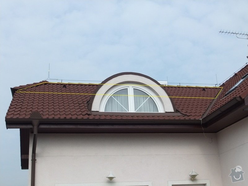 Vyplnění špičky střechy nad částí rodinného domu foukanou izolací.: Strecha3