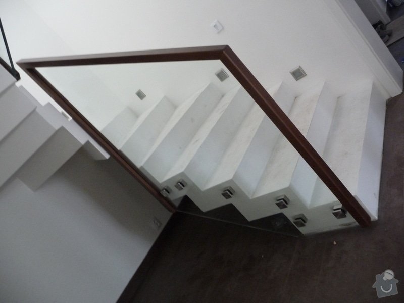 Skleněné zábradlí na schodiště s dřevěným madlem: P1050964