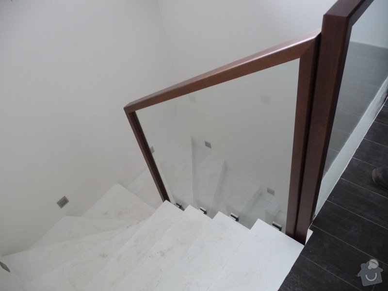 Skleněné zábradlí na schodiště s dřevěným madlem: P1050970