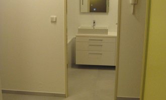 Rekonstrukce koupelny, velkoformátové obklady a dlažba