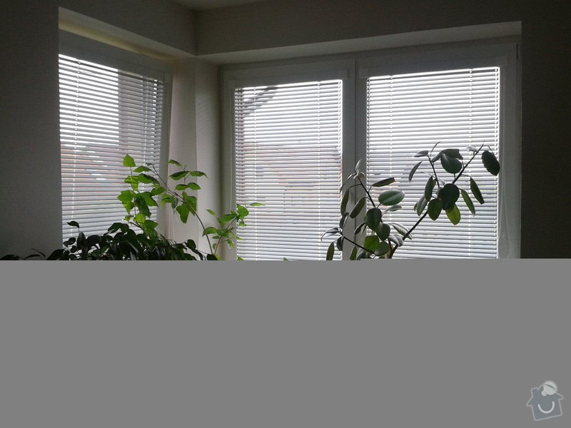 Oprava tesneni oken, oprava prasklin omitky: rohove_okno_v_pokoji