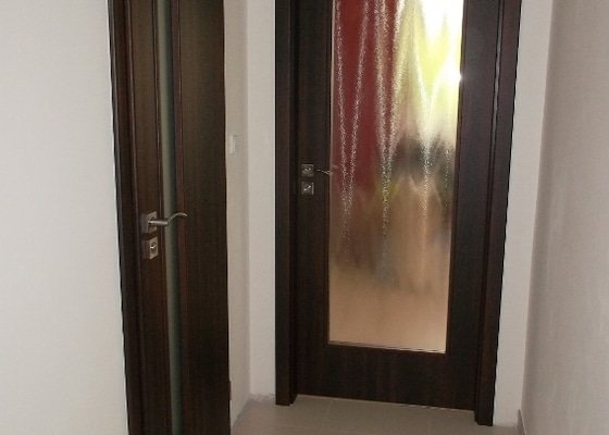 Dodávka amontáž vnitřních dveří vč.obložkových zárubní a dodávka a pokládka plovoucí podlahy-Zdice