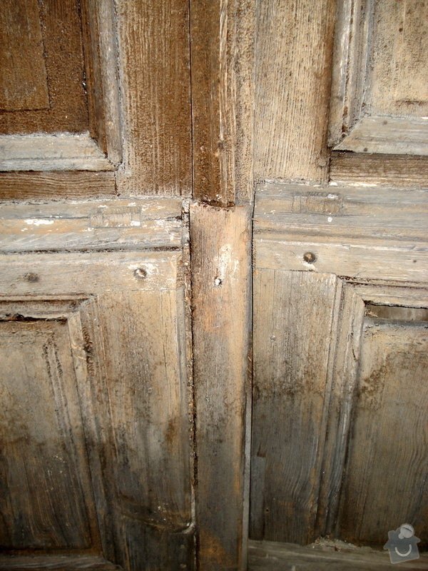 Repase vstupních dvěří do věže kostela: DSC02546
