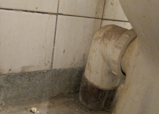 Instalace umyvadla a vody na stávající záchod
