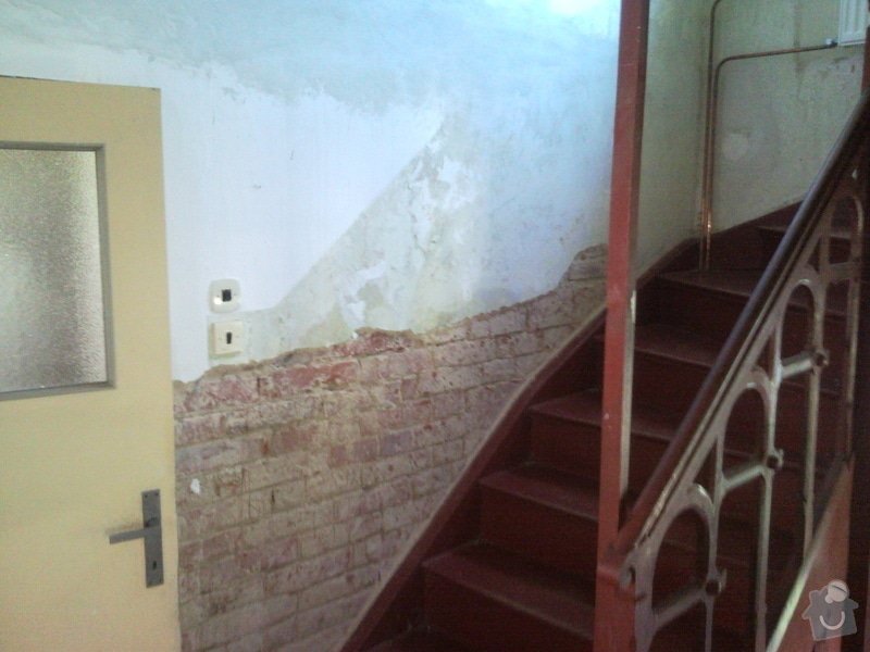 Sanační omítku cca 8m2,falešnou stěnu za sadrokartonu 8m2,malování schodiště včetně škrabání.: SNC00053