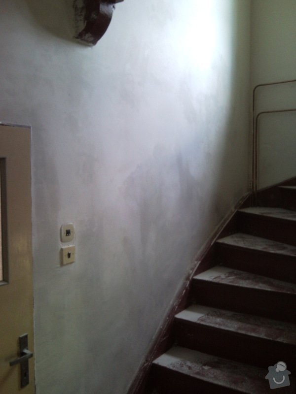 Sanační omítku cca 8m2,falešnou stěnu za sadrokartonu 8m2,malování schodiště včetně škrabání.: SNC00006