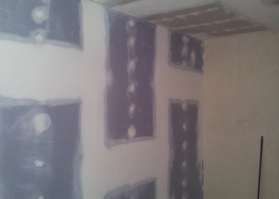 Montáž sádrokartonové Akustické předstěny, Sádrokartonový podhled s izolací, nově vyštukované zdi 