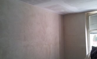 Montáž sádrokartonové Akustické předstěny, Sádrokartonový podhled s izolací, nově vyštukované zdi 