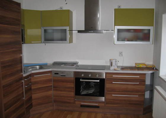 Obklad kuchyňské linky včetně instalace krycí lišty a finišprací - stav před realizací