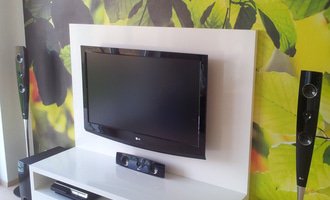 Víte kam chodí televize spát? TV PANEL/HIFI Stůl