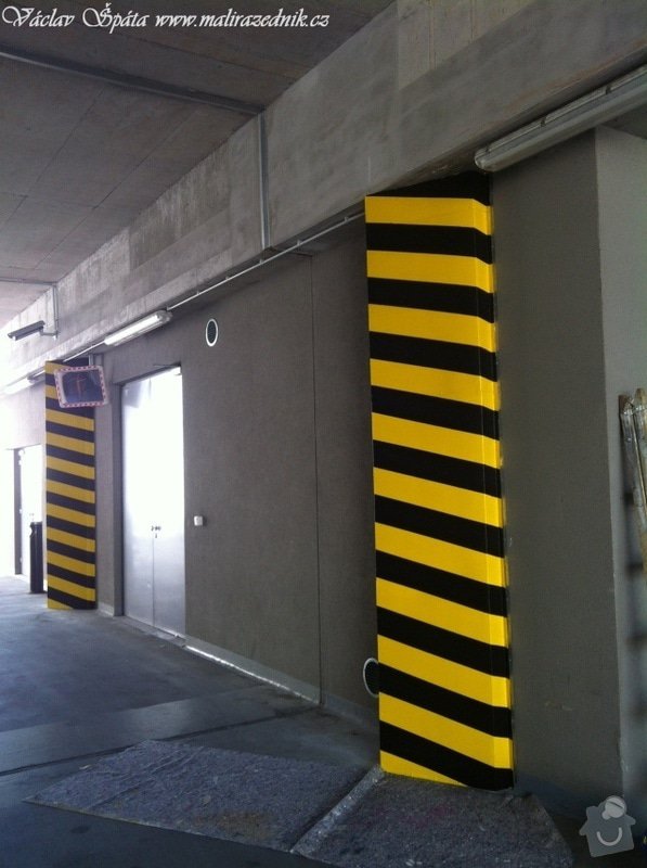 Bezpečnostní nátěr na  hlukových zástěnách .Povrch :podklad žlutá,šikmé černé pruhy v areálu Prosek Point,Prosecká 851/64,Praha 9.: IMG_1766