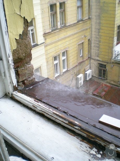 Oprava střechy činžovního domu v Praze: puda_okap_nad_oknem_Soukenicka_9